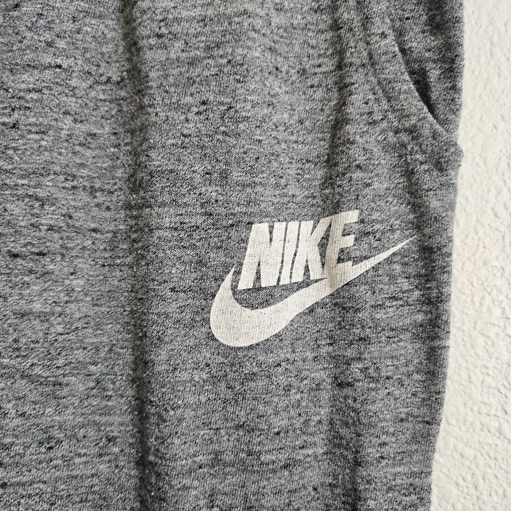 Nike Charcoal Gray Capri Sweatpants - Picture 2 of 7